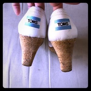 Toms size 7 women’s white wedges